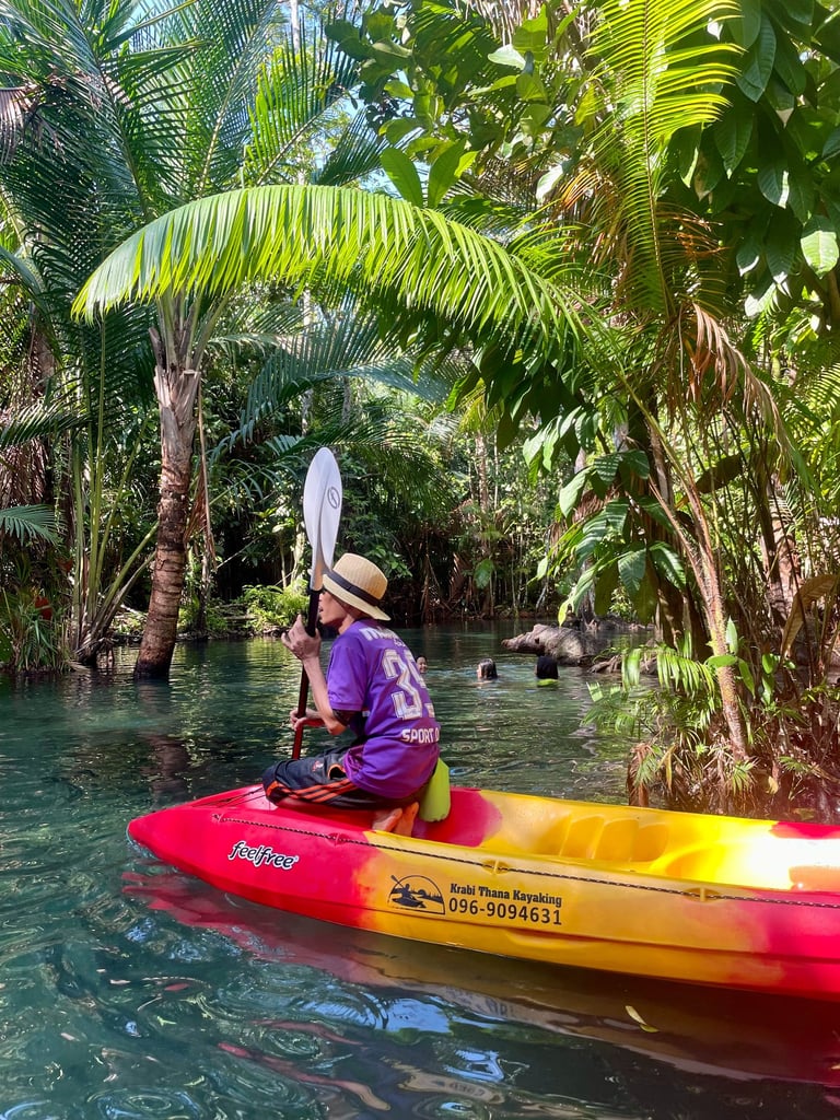 mężczyzna na kajaku Krabi Tajlandia