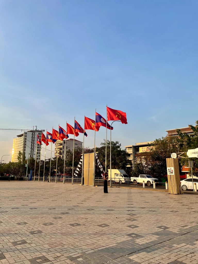 flagi Laosu na wietrze w Wientianie