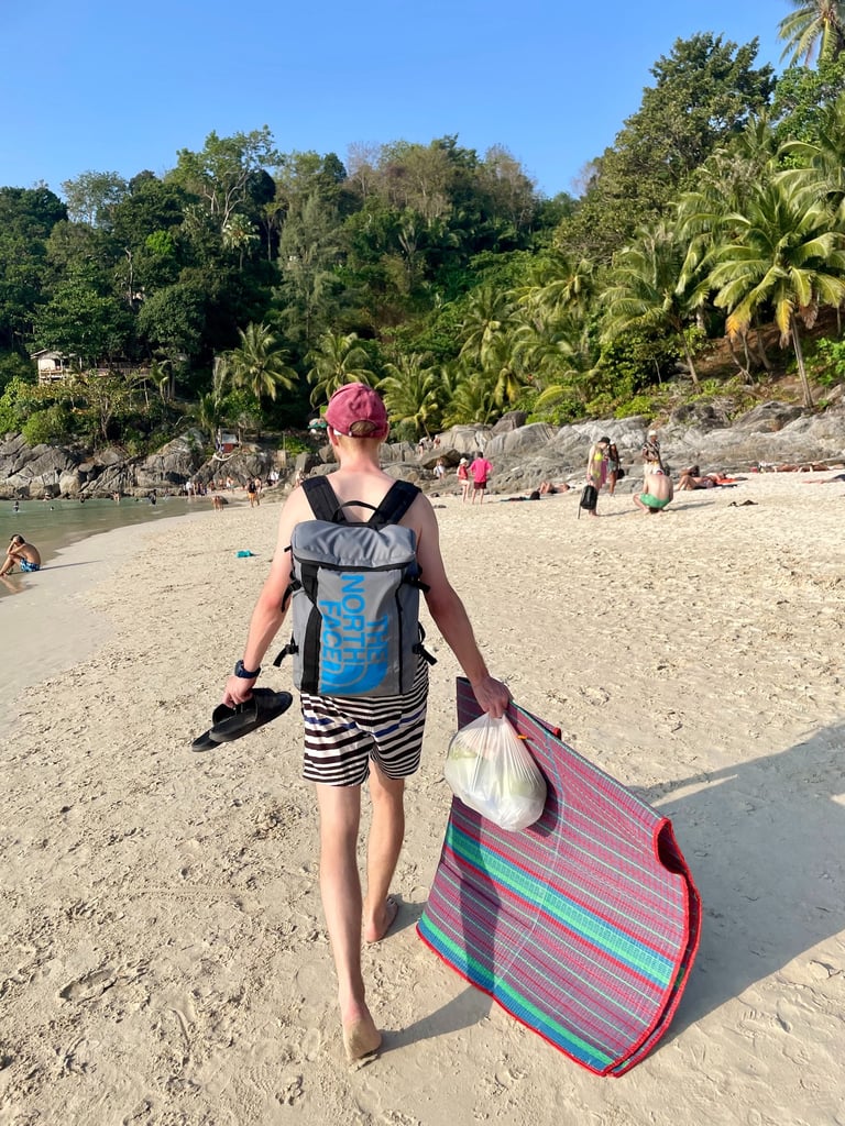 mężczyzna idzie po plaży pełnej palm