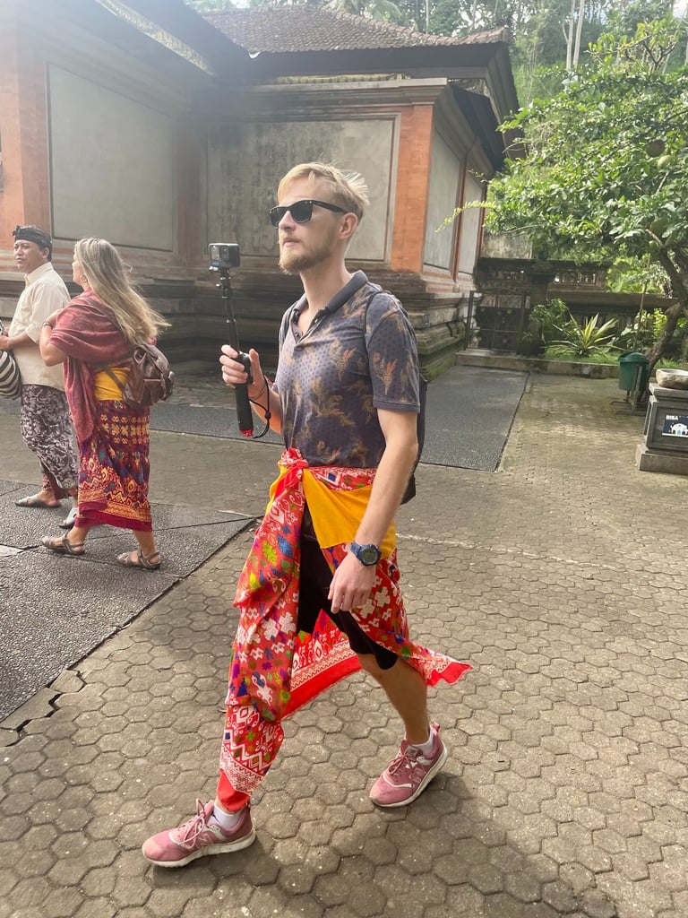 mężczyzna w sarongu na Bali
