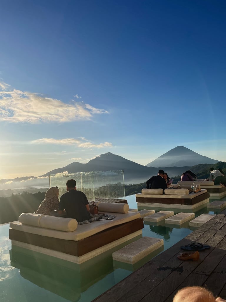 restauracja w chmurach z widokiem na wulkan