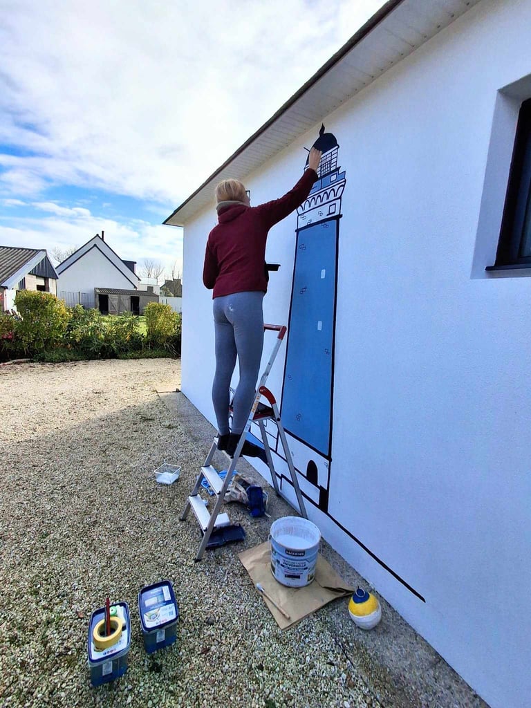 photo de l'artiste en train de peindre une fresque