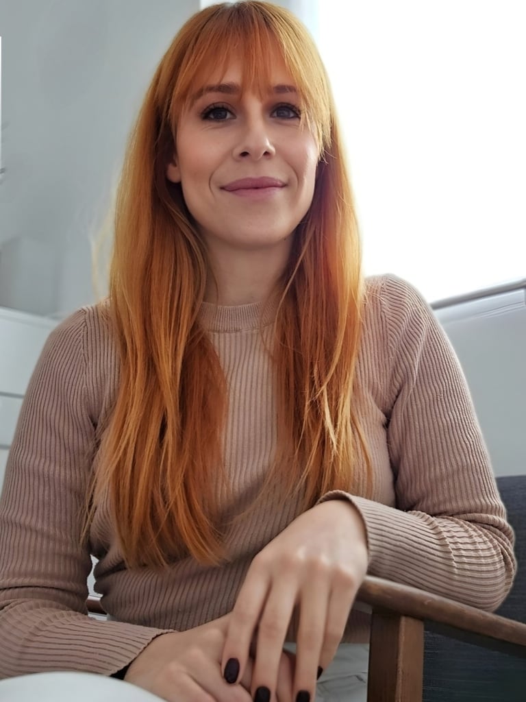 mujer psicóloga hablando de su trayectoria y de información profesional