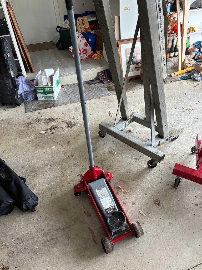 Trolley jack hire for lifting cars and light vehicles for maintenance, tyre changes and basic mechan