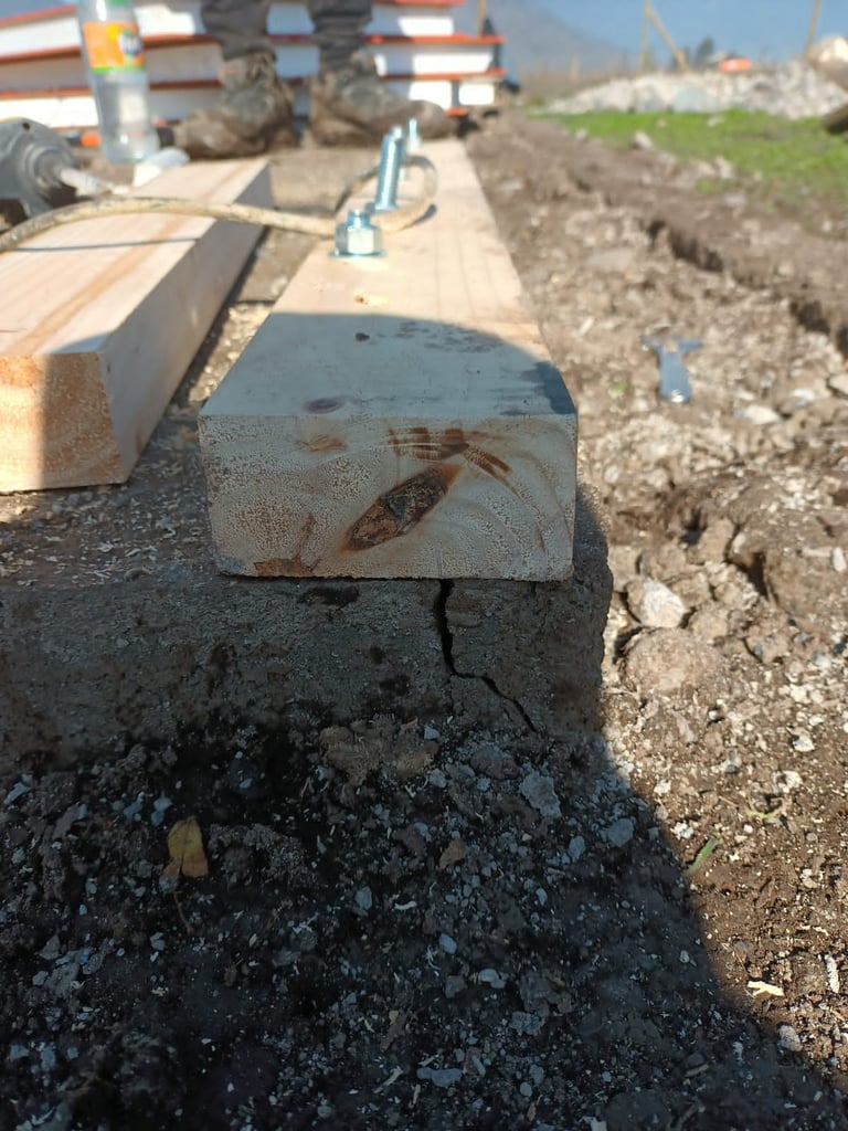 Radier mal ejecutado con base deficiente y hormigón de baja calidad, generando riesgo estructural