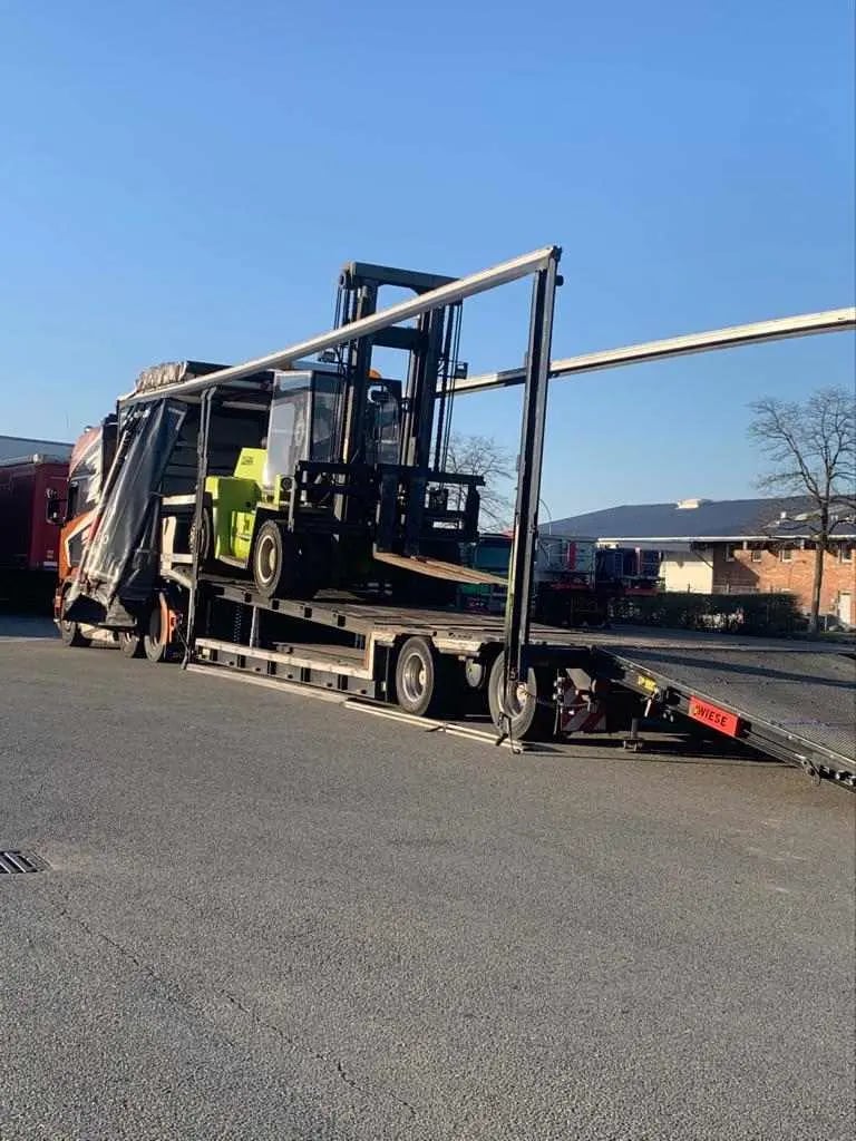 Stapler mit Überhöhe auf Tieflader