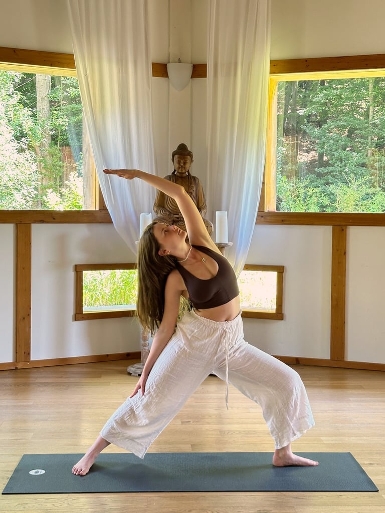 Eine Frau in einer Yoga Pose auf der Yogamatte in Hof bei Salzburg.
