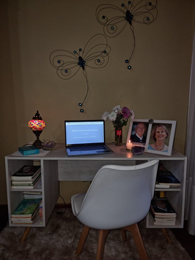 Escritorio con computadora y lugar de trabajo de Mariel Hilgert