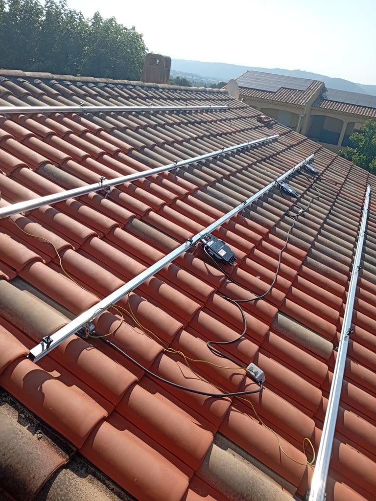 Rails ESDEC et micro-onduleurs installés sur une toiture rénovée avant la pose des nouveaux panneaux photovoltaïques.