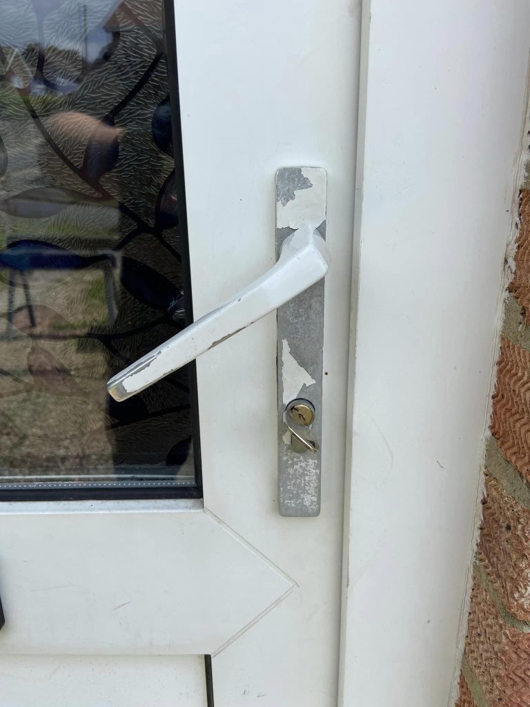 Picture of a broken upvc door handle.