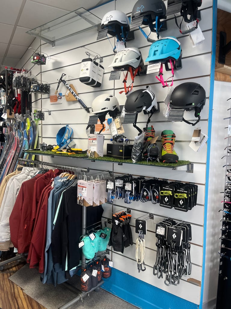 présentoir boutique casques escalade alpinisme degaine piolet veste polaire
