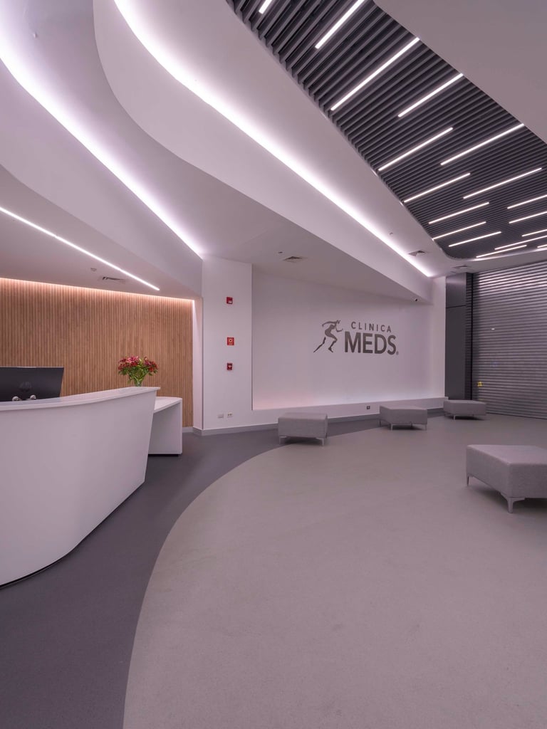 hall de clinica, asientos grises, cielo con cenefas y led, cielo de lamas tipo baffle