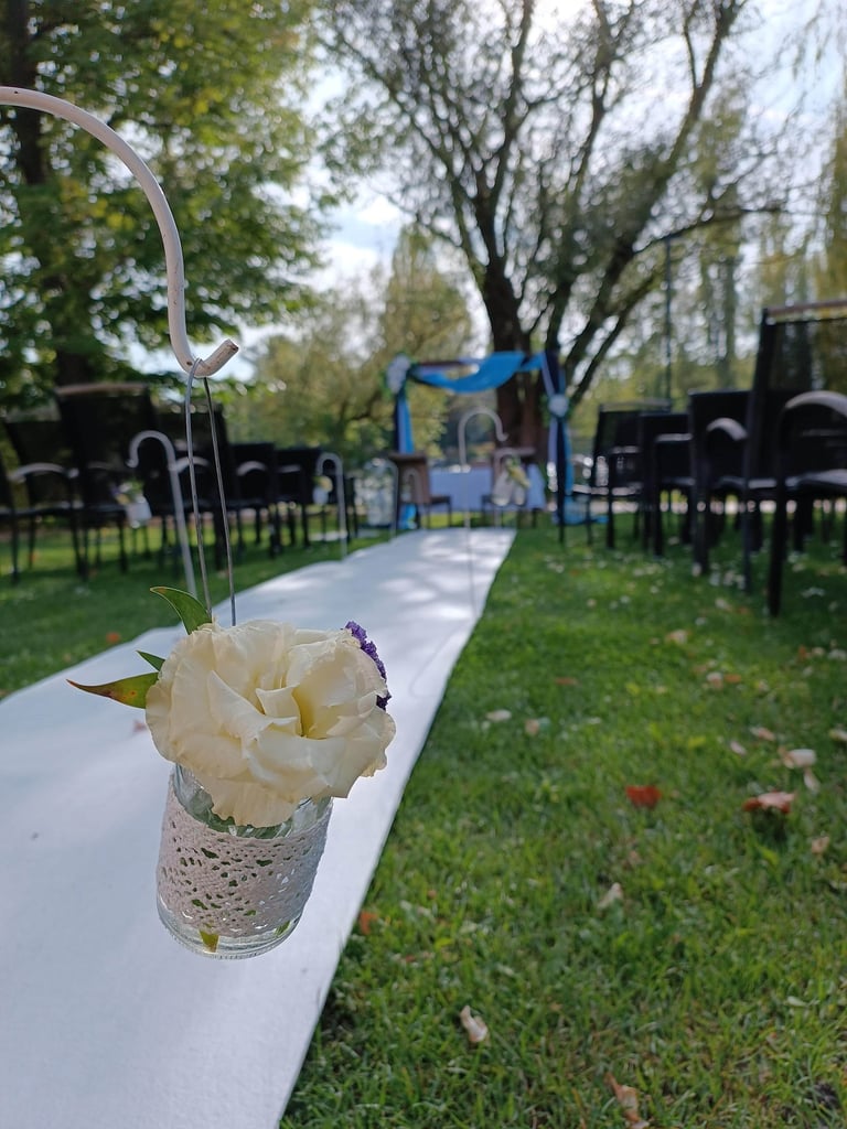 fehér bevonulószőnyeg