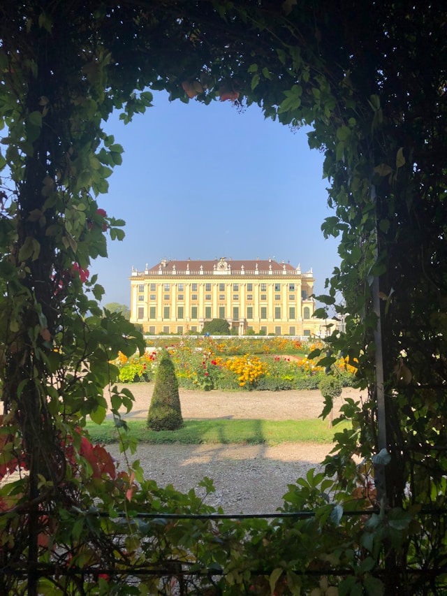 Vista exterior del Palacio Imperial de Schönbrunn, conocido como el Versalles austriaco, bajo un cie