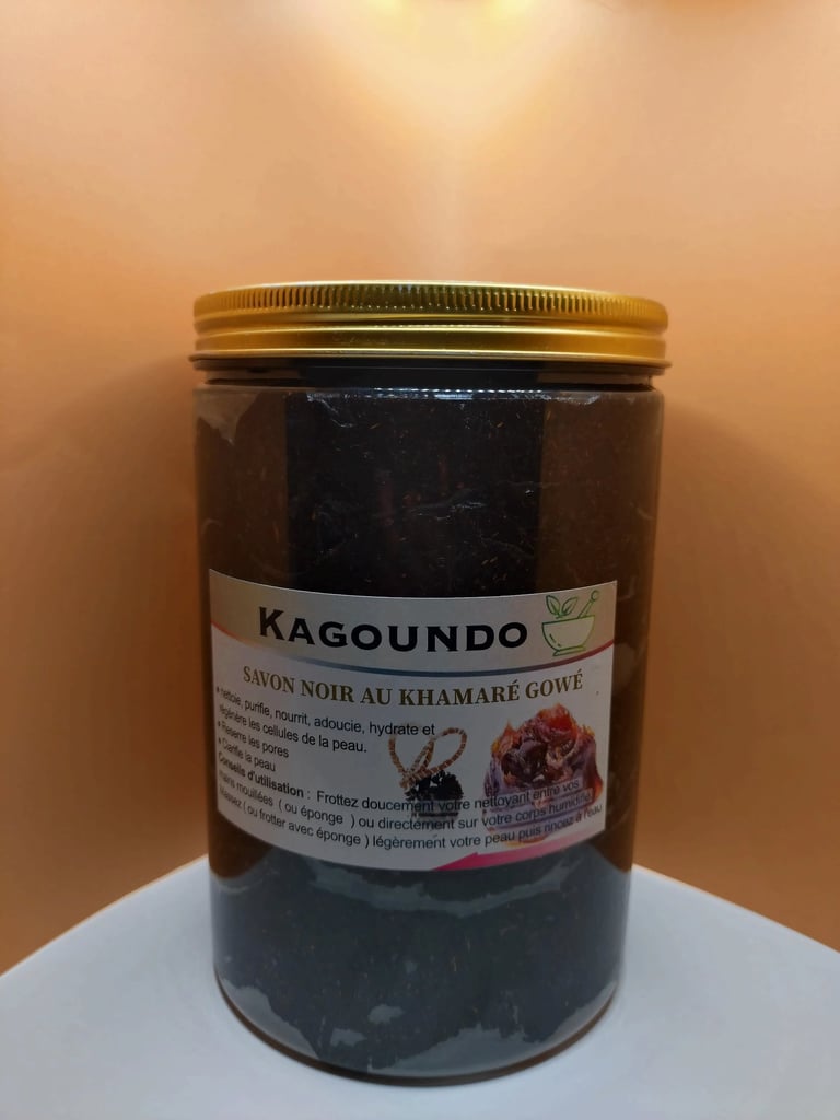 Pot de Savon Noir au Khamaré Gowé Kagoundo. Soin naturel purifiant et hydratant avec conseils d'utilisation sur l'étiquette.