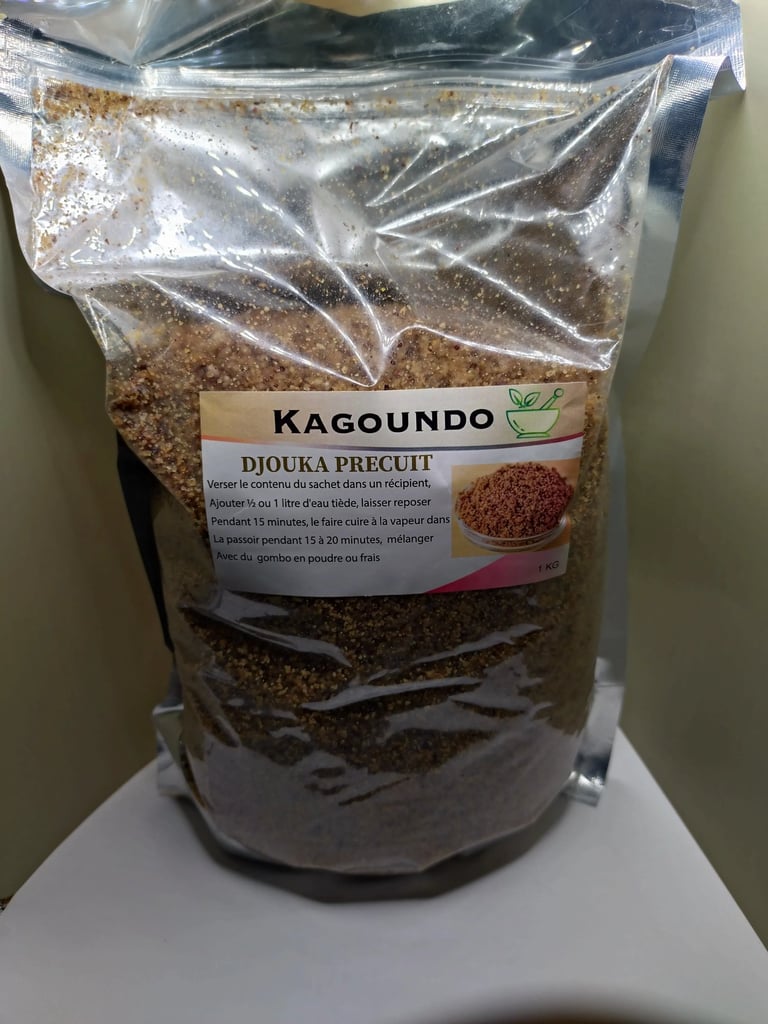 Djouka précuit Kagoundo (1kg). Préparation : réhydrater 15 min, puis cuire à la vapeur 15 à 20 min. Servir avec du gombo.