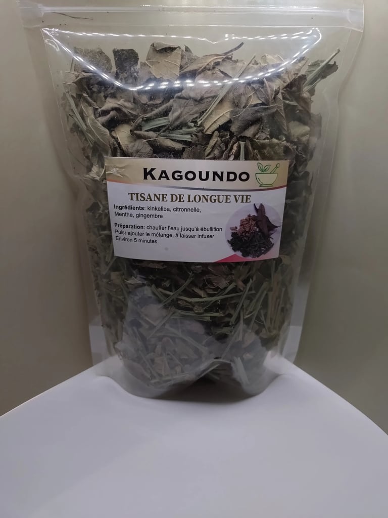 Sachet de Tisane de longue vie Kagoundo. Kinkéliba, citronnelle, menthe, gingembre. Infuser 5 min dans l'eau bouillante.