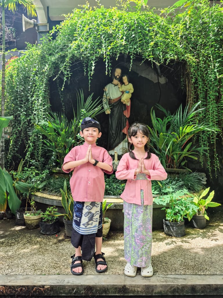Two children in traditional Balinese clothing.