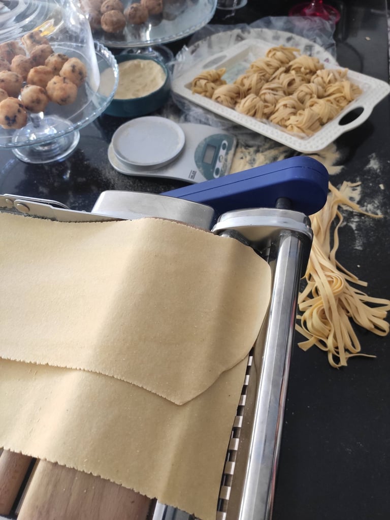taze makarna atölyesinden ( fresh pasta workshop) bir üretim anı