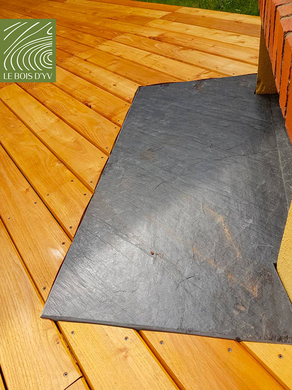 terrasse bois en robinier avec inclusion de pierre