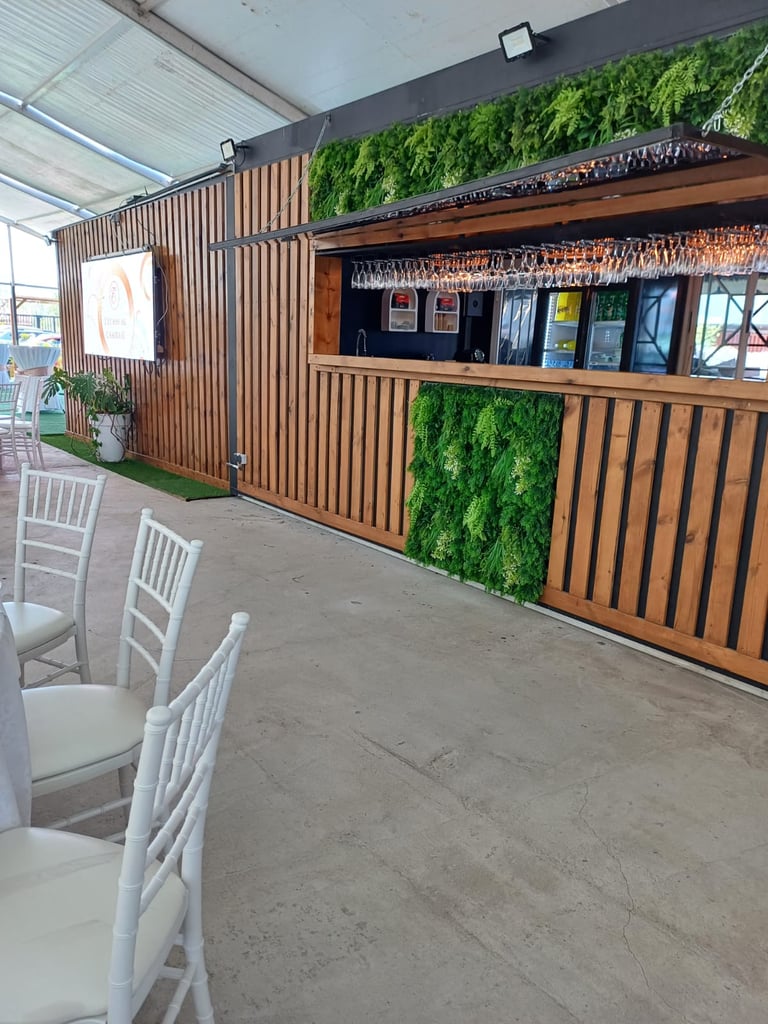 bar avec décoration bois et végétale