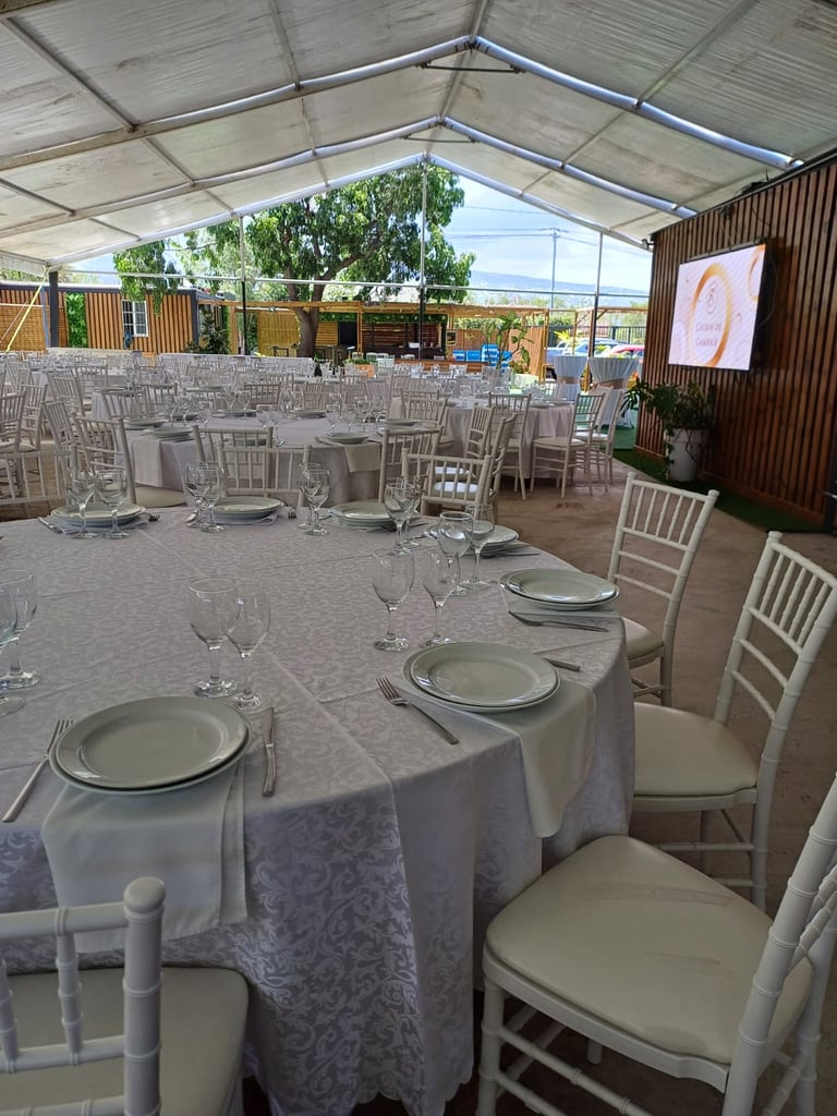 tables et chaises de mariage décoré dans salle