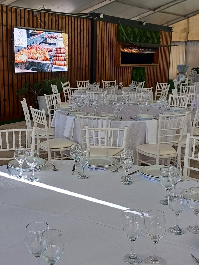 table et chaise de mariage avec bar en fond