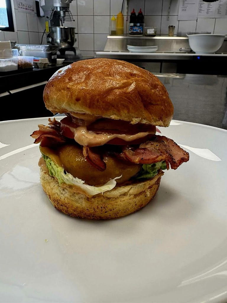 Burger gourmet AD Burger avec pain artisanal et produits frais au food court de L’Entrepotes.