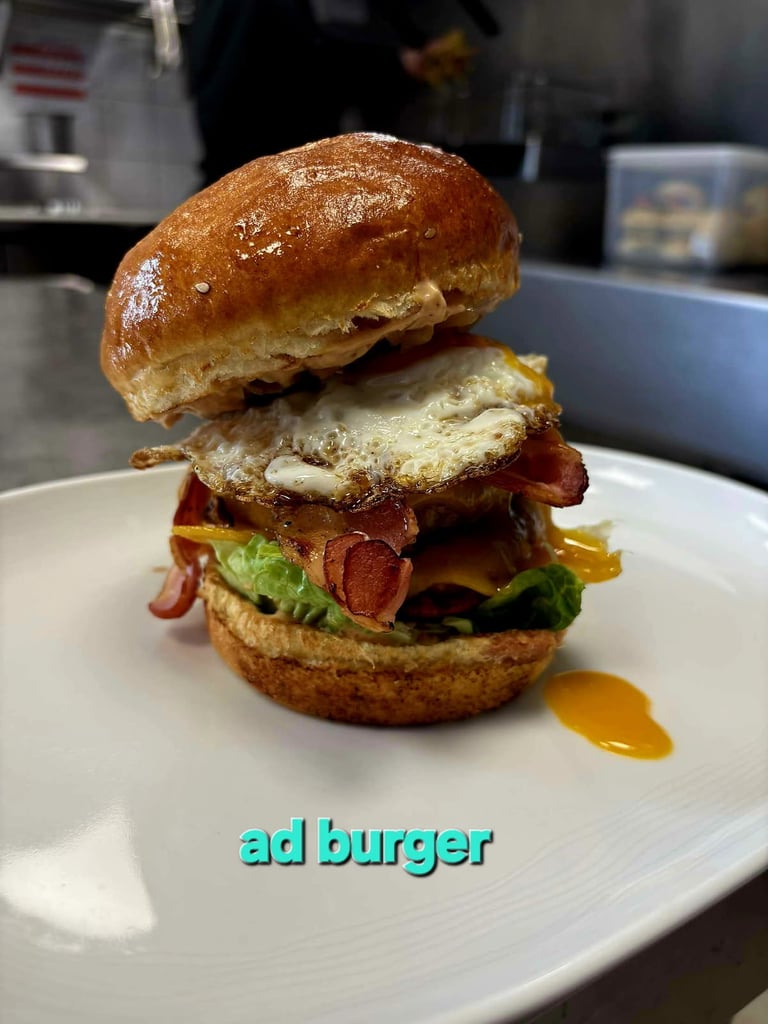 Gros plan gourmand sur un burger AD Burger avec fromage fondant et garniture fraîche au conceptstore