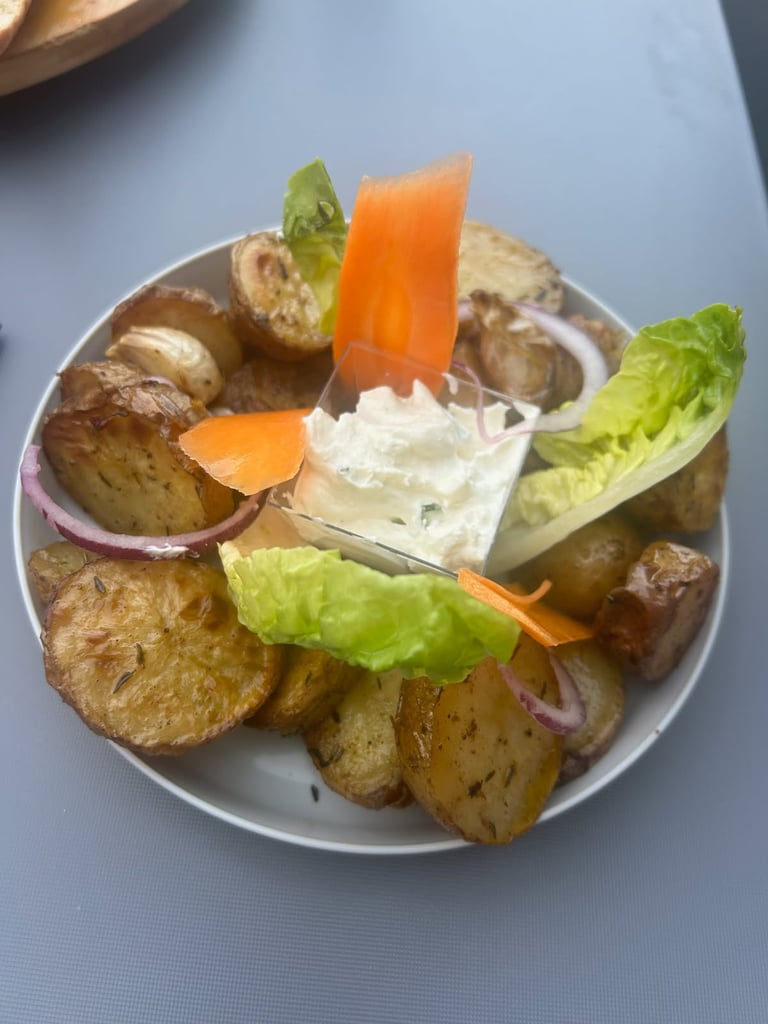 food court Le Loan servie sur une table industrielle.