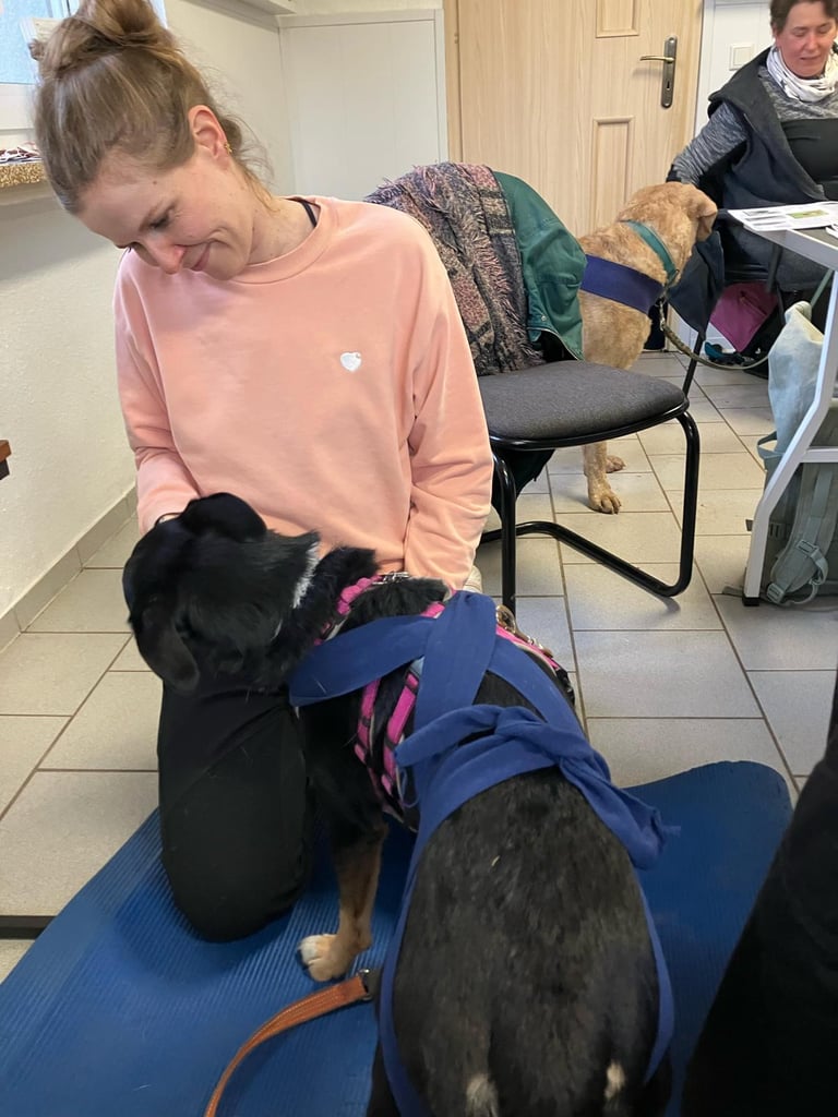 Julia bei der Physiotherapie mit Hund