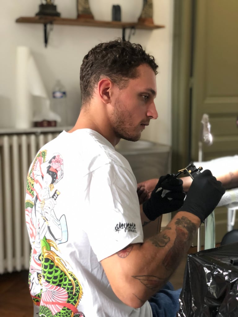 Tatoueur entrain de tatouer