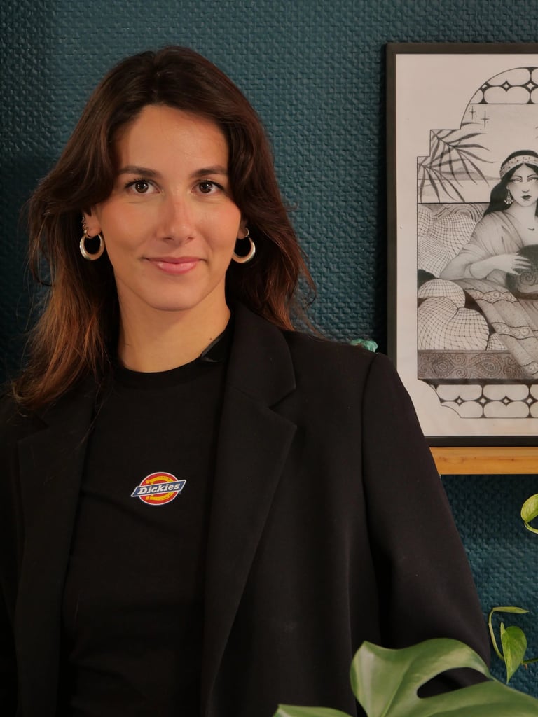 portrait d'une jeune tatoueuse