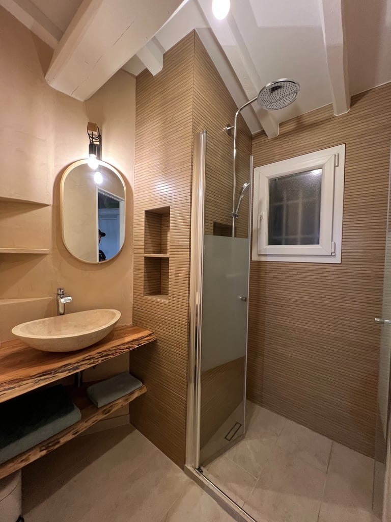 Salle de bain moderne avec douche italienne