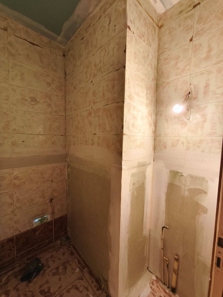 Salle de bain en rénovation carrelage beige