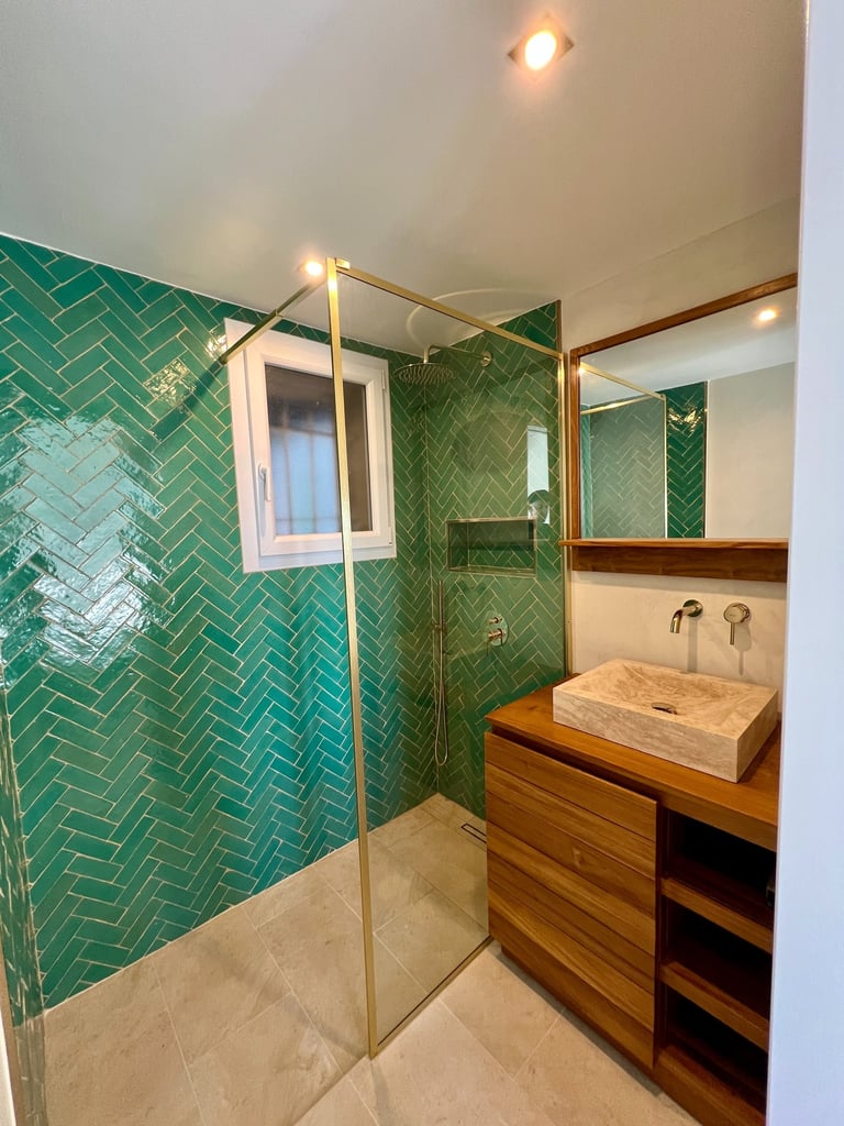 Salle de bain moderne carrelage vert