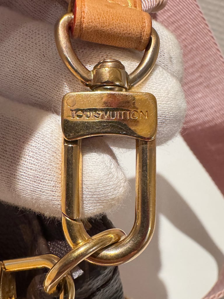 luksuslaukun metalliosien kaiverrus