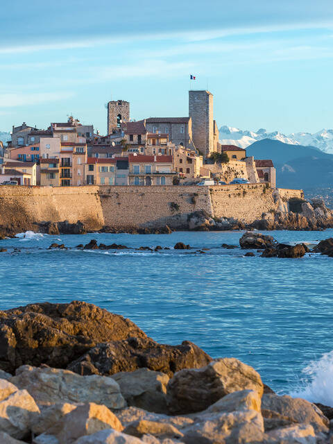 Antibes, avec la mer et des rochers 