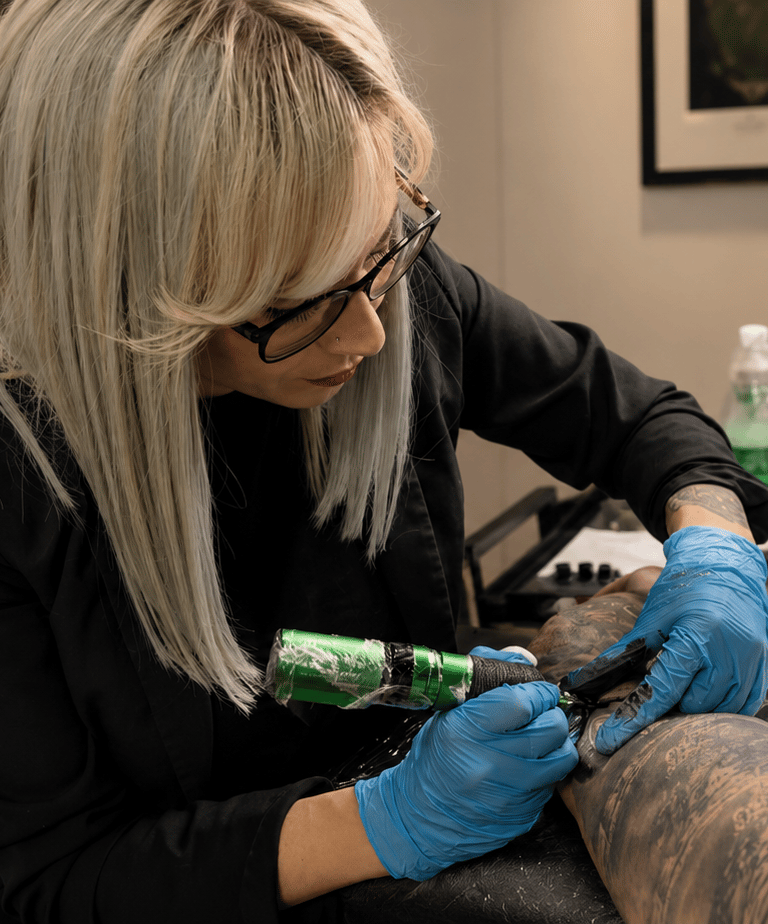 Rebeca Pereira Tattoo realizando un tatuaje de realismo Black & Grey en Madrid con técnica, precisió