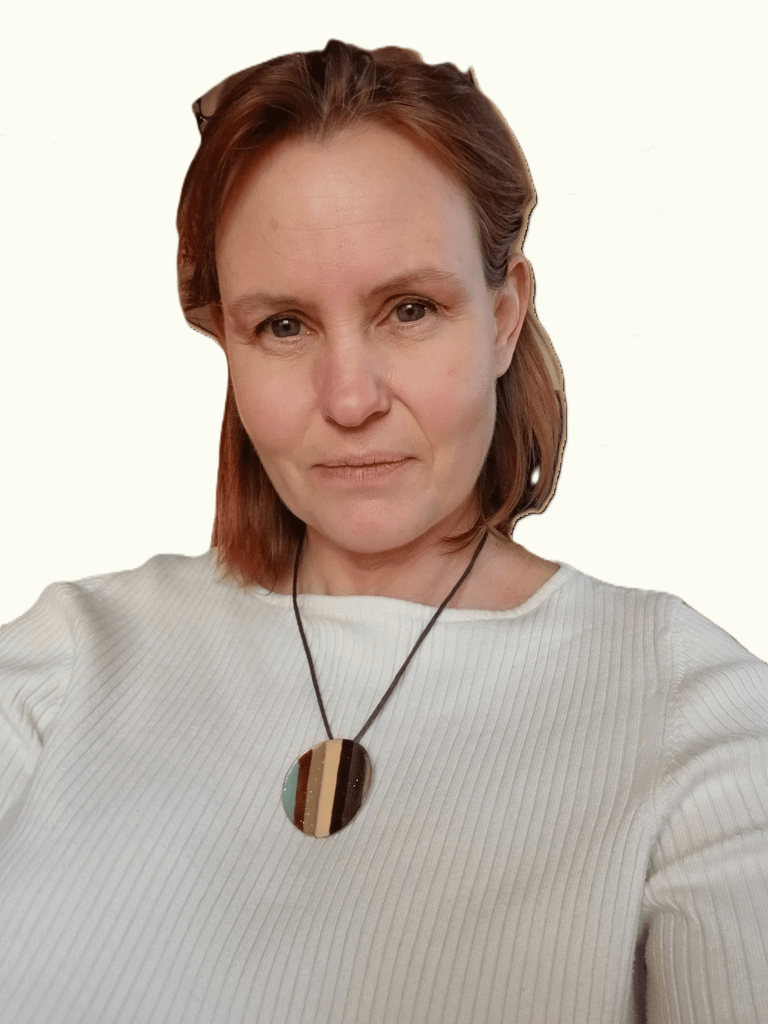 Sandra Mercier, psychopraticienne en psychologie intégrative, souriante sur fond neutre