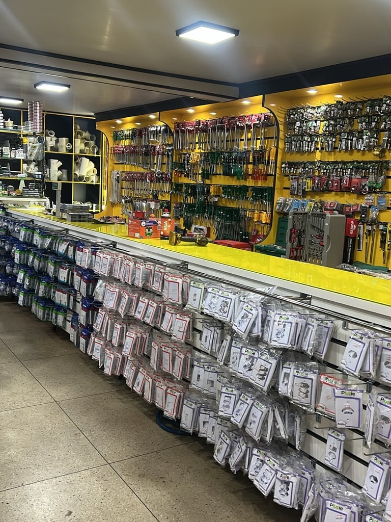 Expositor com grande variedade de materiais elétricos, tomadas, interruptores e disjuntores adequado