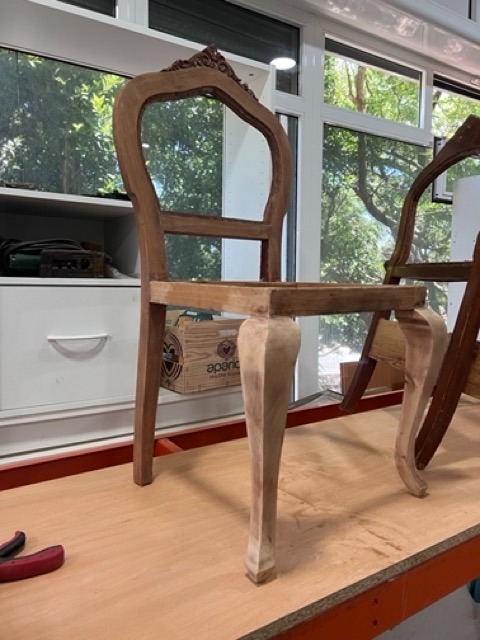 Detalle limpieza y lijado madera silla isabelina canaria. Tenerife.