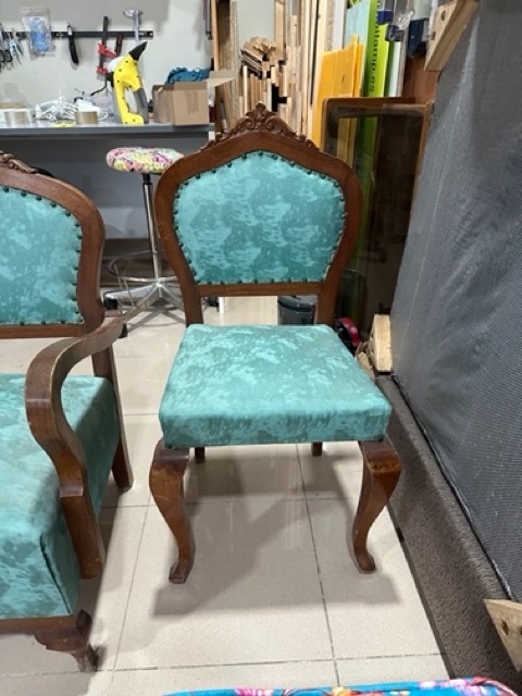 Silla isabelina canaria con madera original y tapizado años 70 antes de restauración. Tenerife.