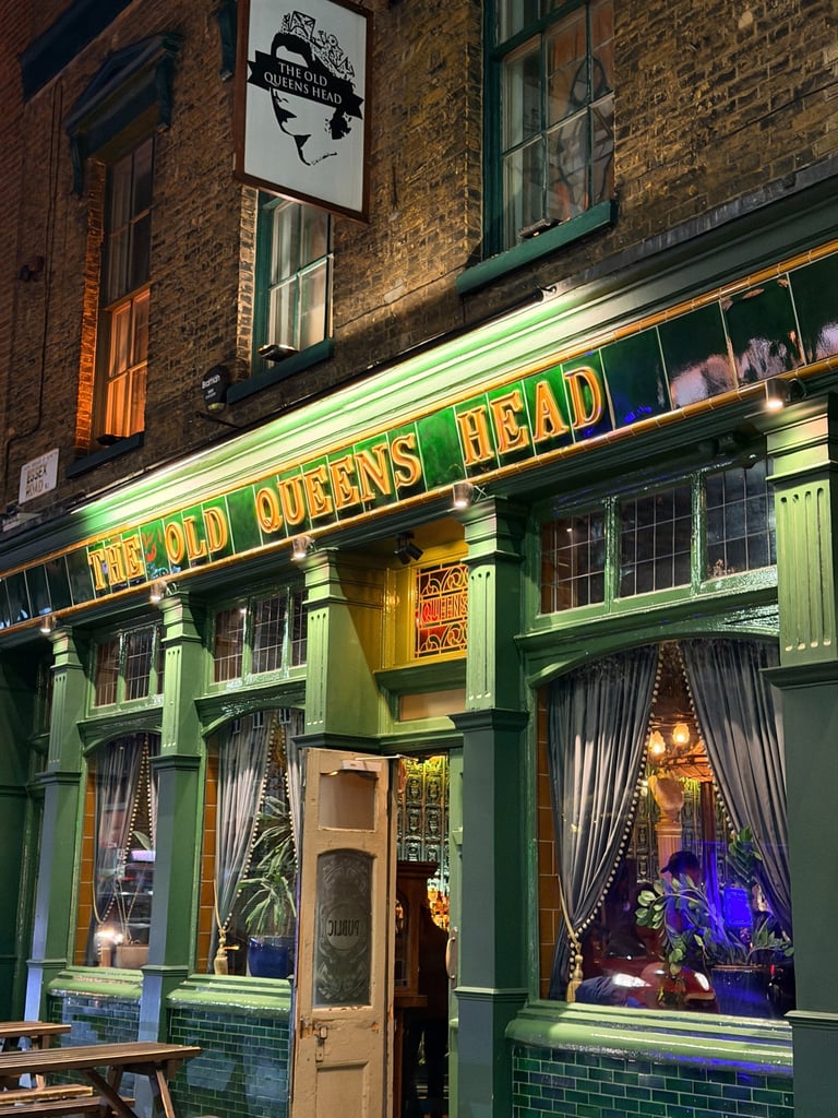 London, The Queens Head pub, restaurant, and karaoke