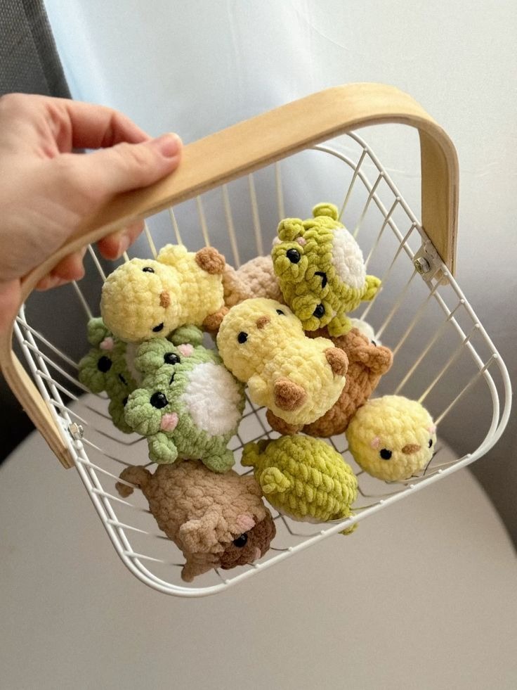 Canasta con amigurumis de animales pequeños dentro