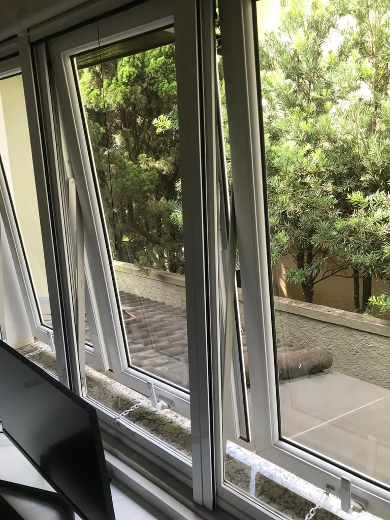 Instalação profissional de corrente limitadora para janela de apartamento na Zona Sul de São Paulo