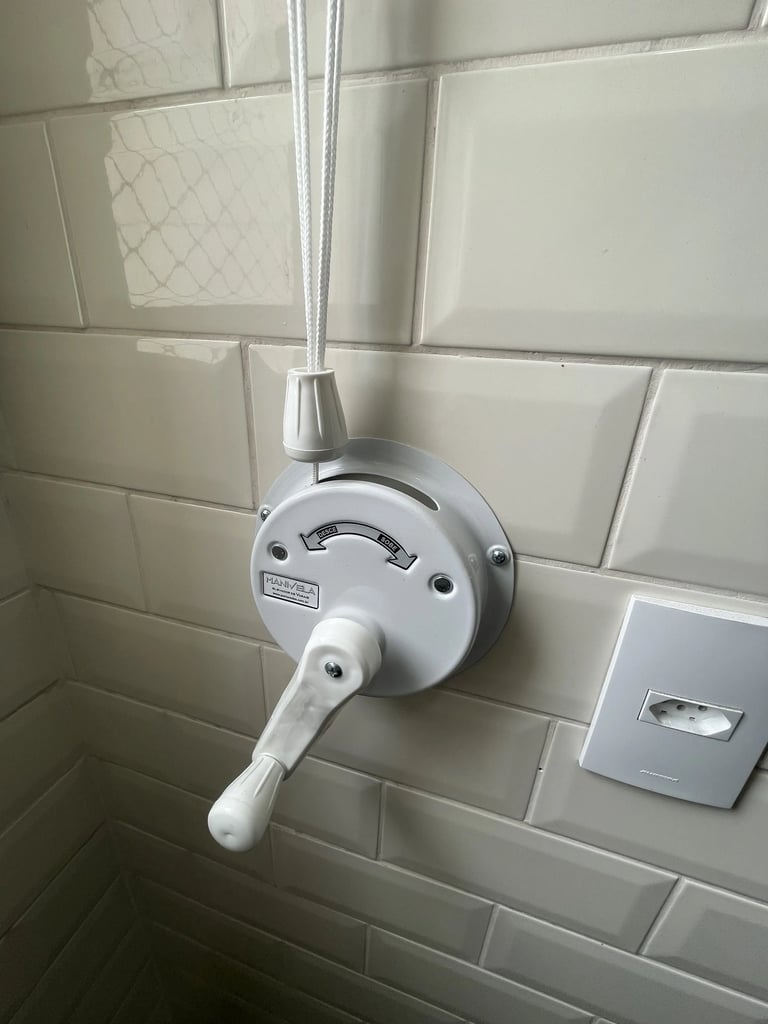 Instalação de varal de manivela com redutor de peso em lavanderia na Zona Sul de SP