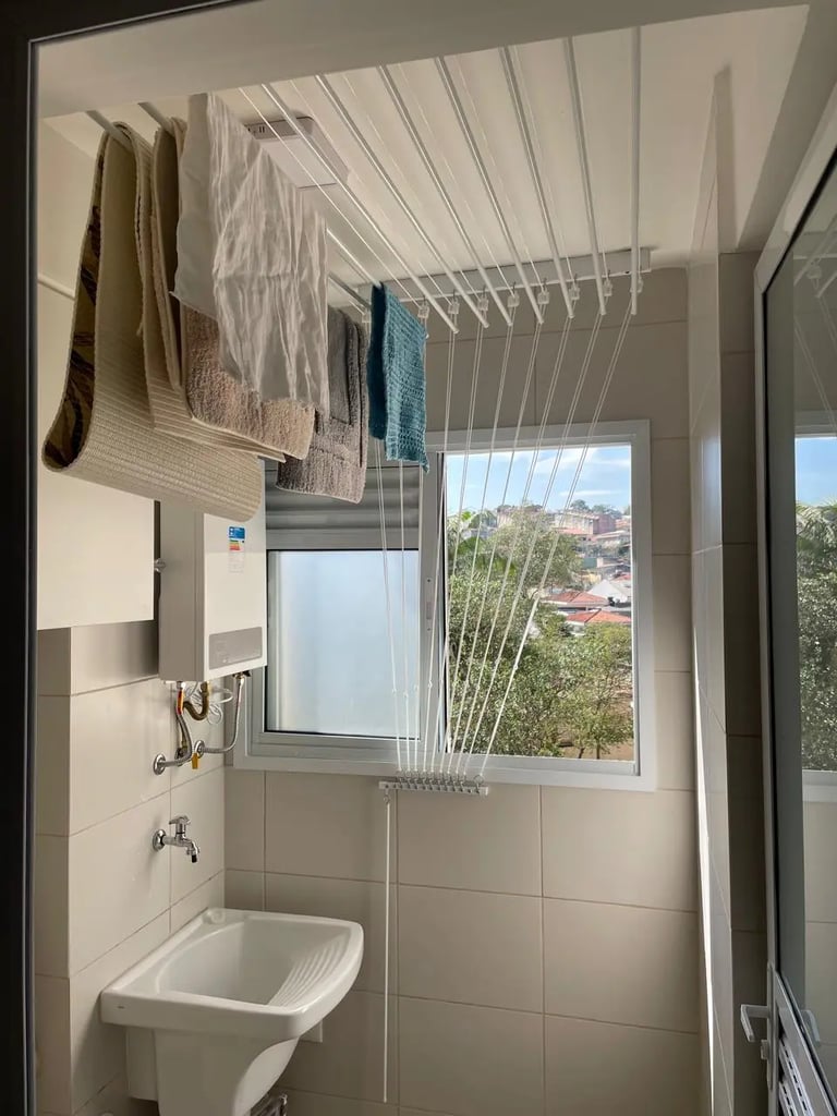 Técnico realizando a troca de cordas de varal de teto em apartamento na Zona Sul de SP