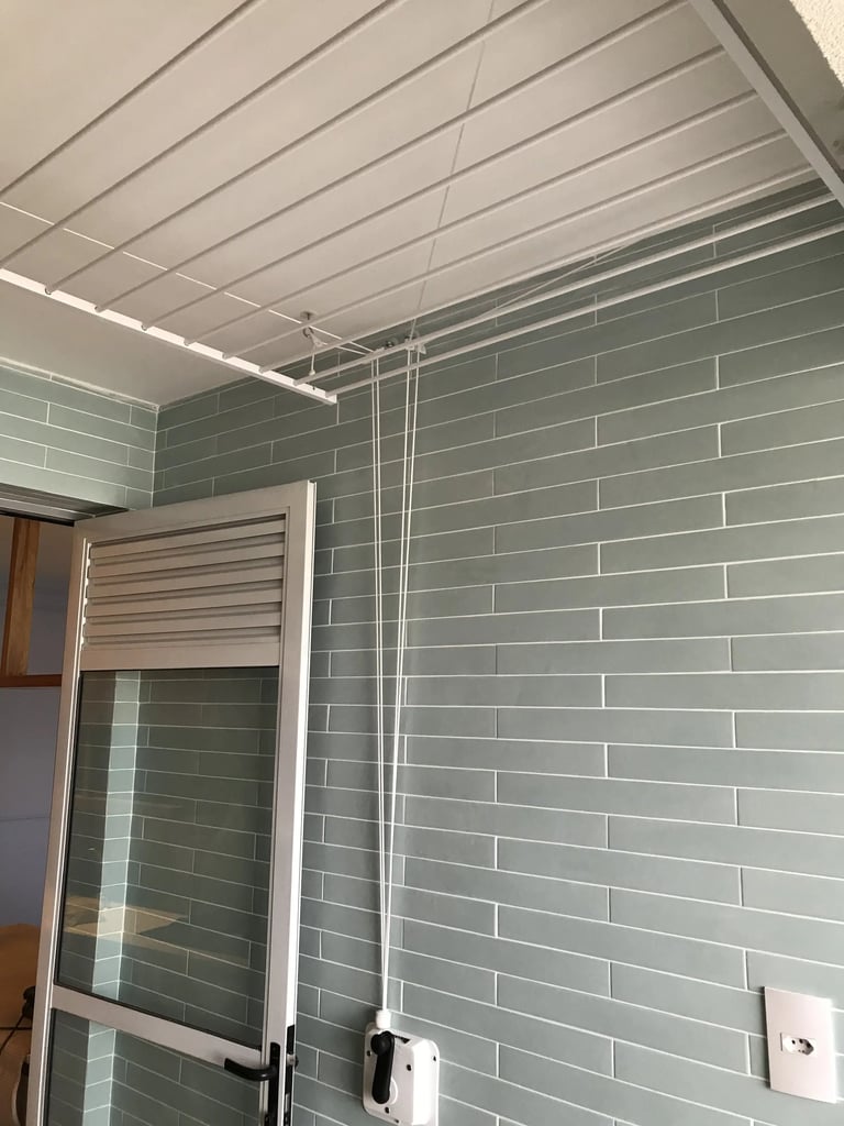 Varal de teto em alumínio instalado em lavanderia compacta em Santo Amaro
