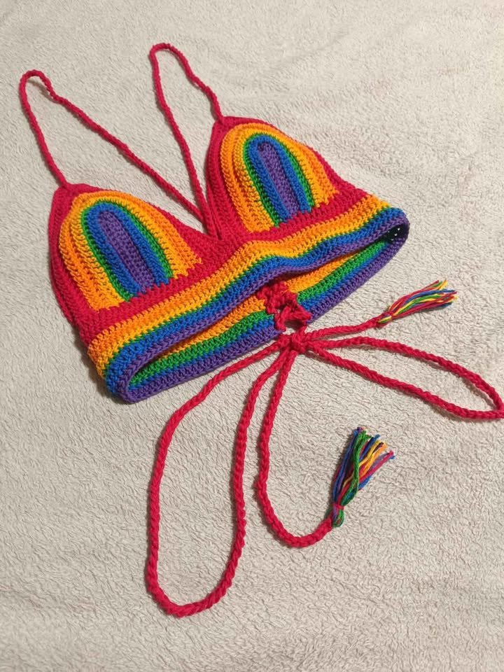 Top de bikini arcoíris tejido a crochet pride